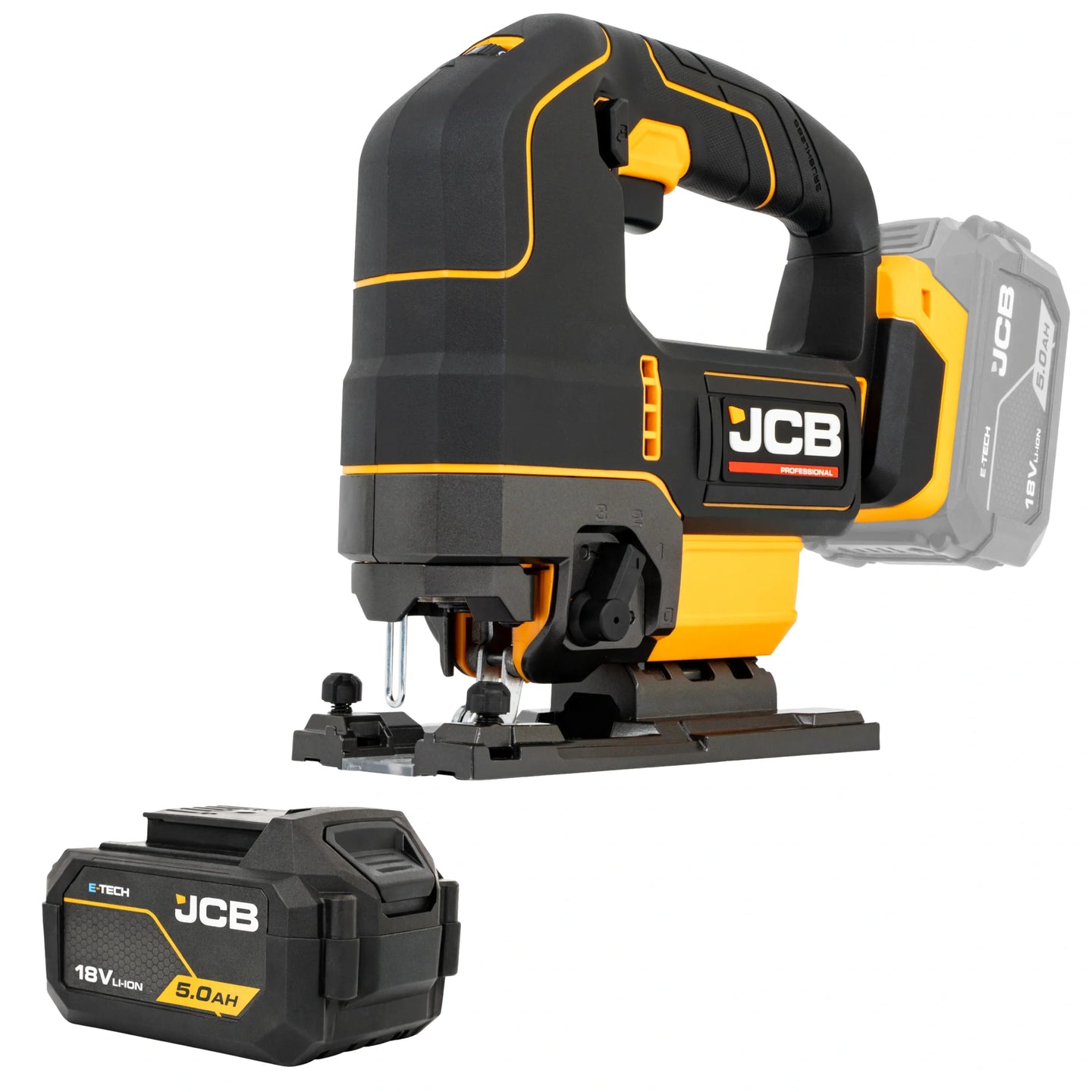 Wyrzynarka JCB 18V ujęcie z przodu pod skosem widoczna stopa i prowadnica oraz akumulator 5.0Ah obok