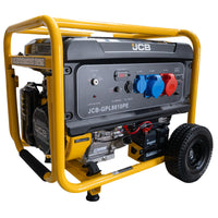 Agregat trójfazowy JCB GPL8010PE 7,9 kW widok 3/4 panel sterowania z gniazdami AC 230V AC 400V wyświetlacz LED stacyjka rozruchowa koła transportowe i akumulator