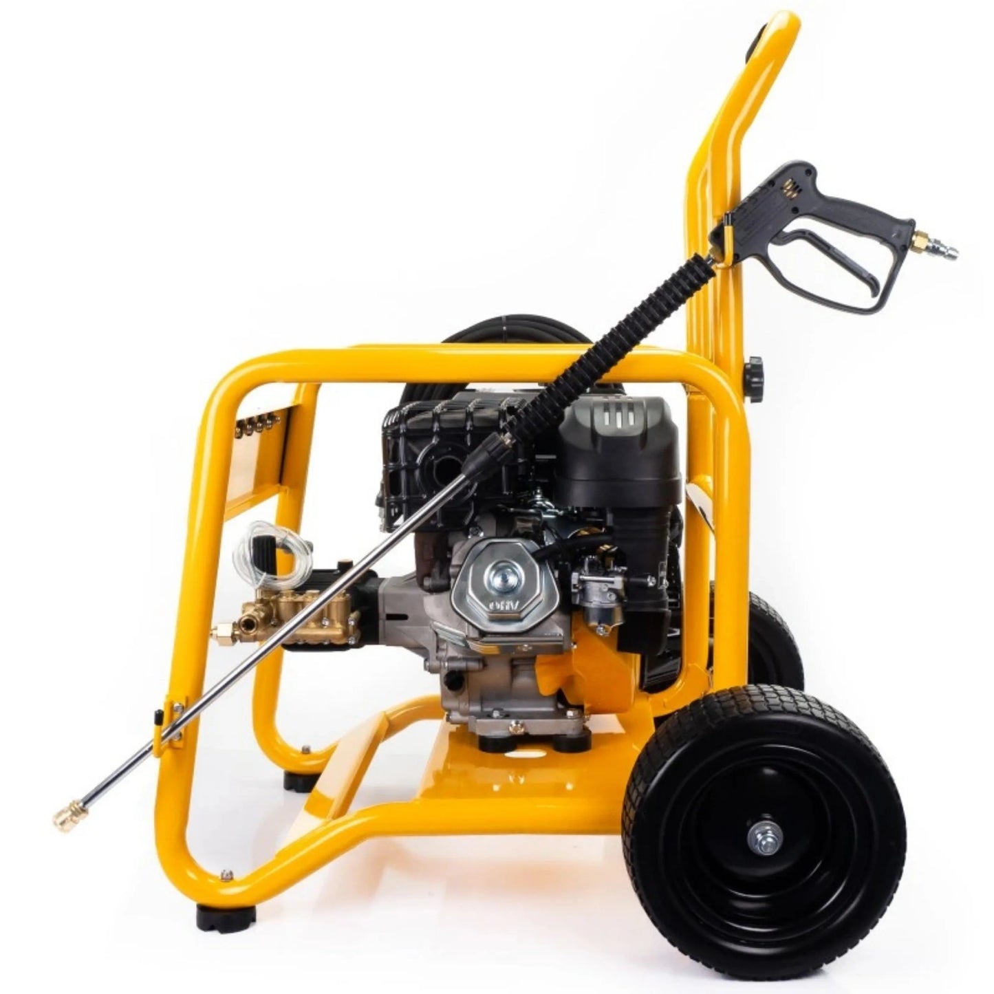Myjka ciśnieniowa JCB PW15040PP24 ujęcie bok silnik pompa Annovi Reverberi i lańca oparta o żółtą stalową ramę 