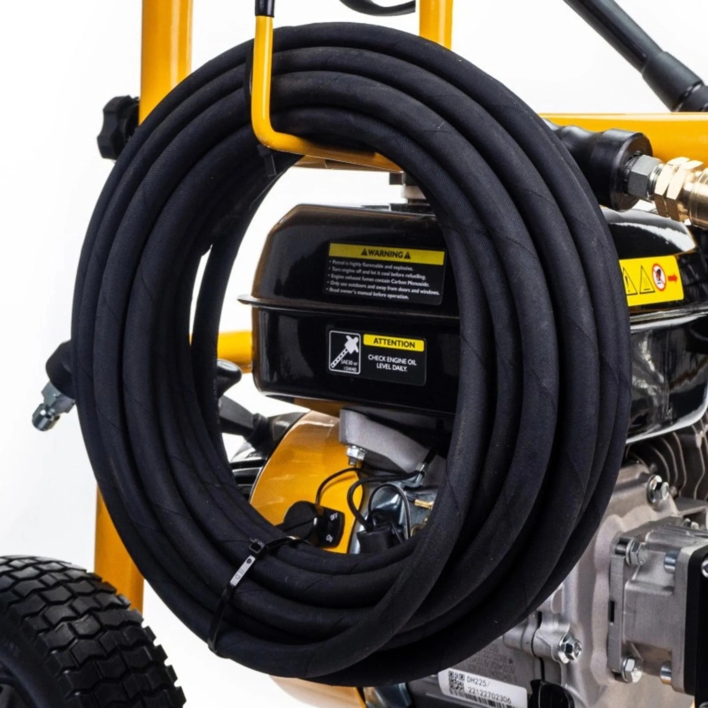 Myjka ciśnieniowa JCB PW15040PP24 z boku zwinięty wąż na żółtej stalowej ramie widoczna część silnika