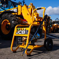 Myjka ciśnieniowa JCB PW15040PP24 ujęcie z przodu lanca oparta o żółtą ramę pompa annovi reverberi koła terenowe w tle maszyny JCB na placu