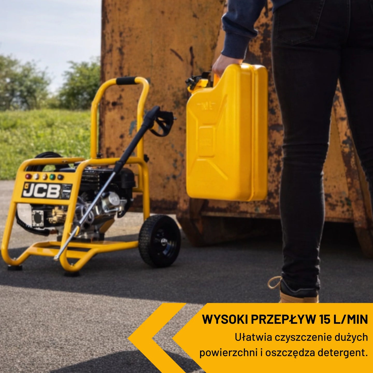 Myjka ciśnieniowa JCB PW15040PP24 gotowa do pracy obok pracownik z żółtym kanistrem do tankowania myjki tekst wysoki przepływ 15 l na min ułatwia czyszczenie dużych powierzchni