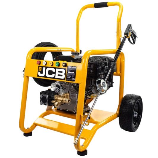 Myjka ciśnieniowa JCB PW15040PP24 ujęcie front duży silnik pompa Annovi Reverberi i lańca opartą o żółtą stalową ramę