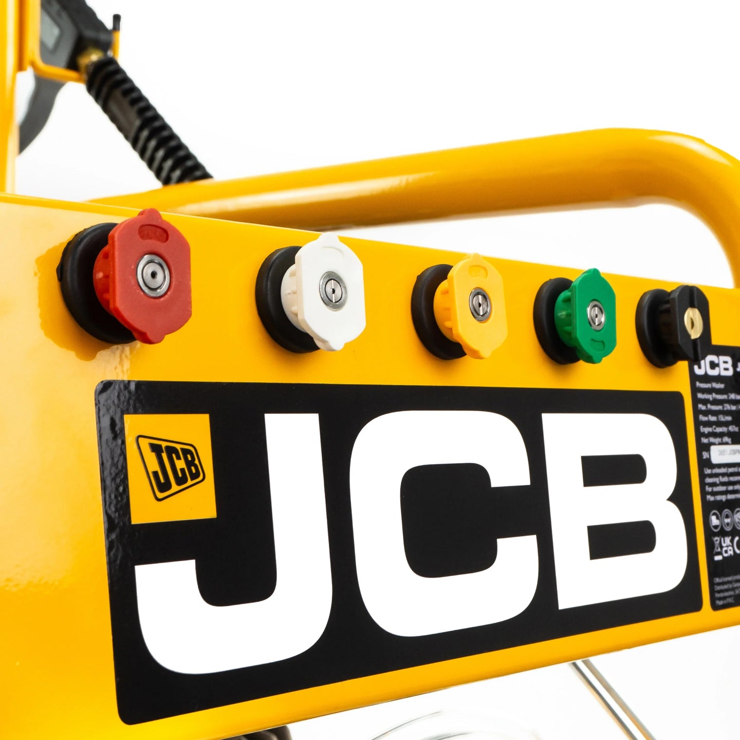 Myjka ciśnieniowa JCB PW7532P24 ujęcie z góry z widocznymi dyszami szybkozłącznymi w kolorach czerwonym białym żółtym zielonym i dużym logo JCB na ramie
