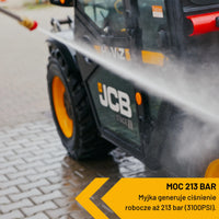 Myjka ciśnieniowa JCB PW7532P24 podczas pracy mycia maszyny JCB strumieniem wody tekst moc 213 bar myjka generuje ciśnienie robocze aż 213 bar 3100psi