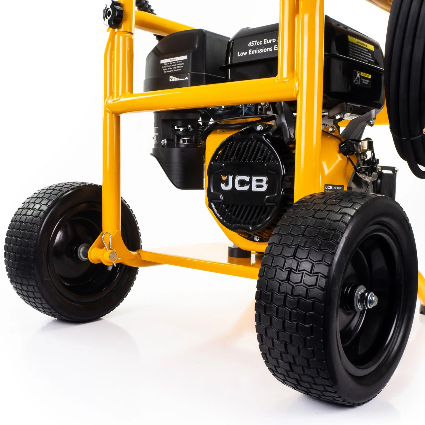 Myjka ciśnieniowa JCB PW7532P24 ujęcie z przodu z widocznym silnikiem JCB dużymi czarnymi kołami terenowymi oraz żółtą ramą 