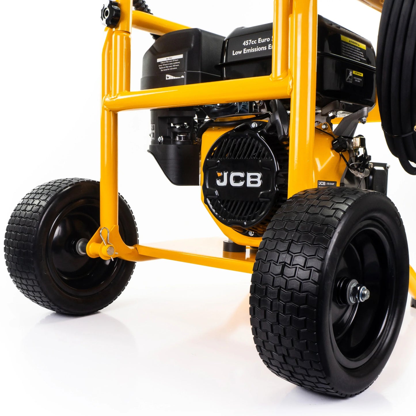 Myjka ciśnieniowa JCB PW7532P24 ujęcie z przodu z widocznym silnikiem JCB dużymi czarnymi kołami terenowymi oraz żółtą ramą 