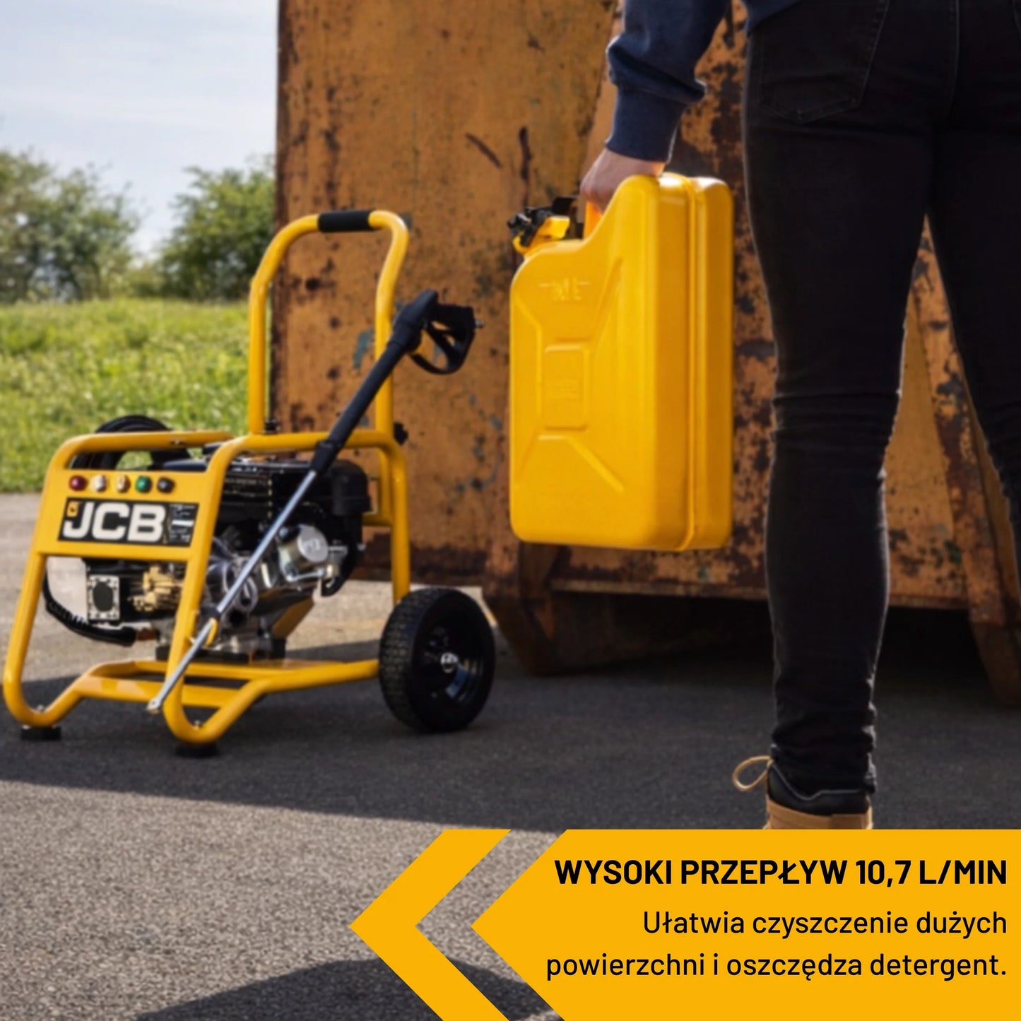 Myjka ciśnieniowa JCB PW7532P24 gotowa do pracy przy kontenerze pracownik podchodzi do niej z kanistrem tekst wysoki przepływ 10,7 l min ułatwia czyszczenie dużych powierzchni i oszczędza detergent