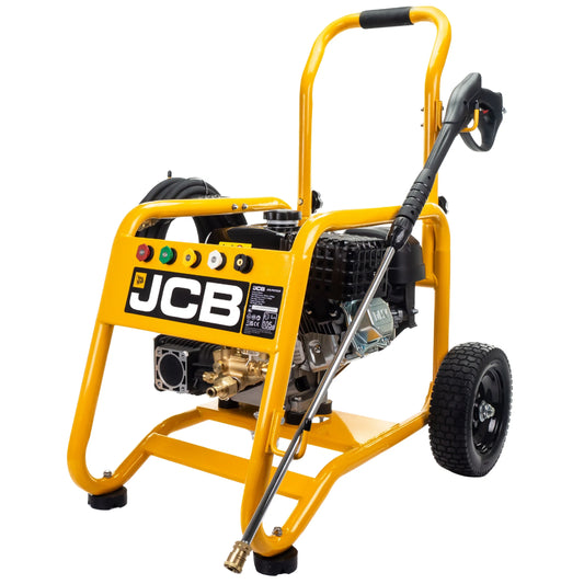 Myjka ciśnieniowa spalinowa JCB PW7532P24 ujęcie front żółta rama z dużym silnikiem i pompą mosiężną annovi reverberi rączka do transportu oraz lanca oparta o konstrukcję