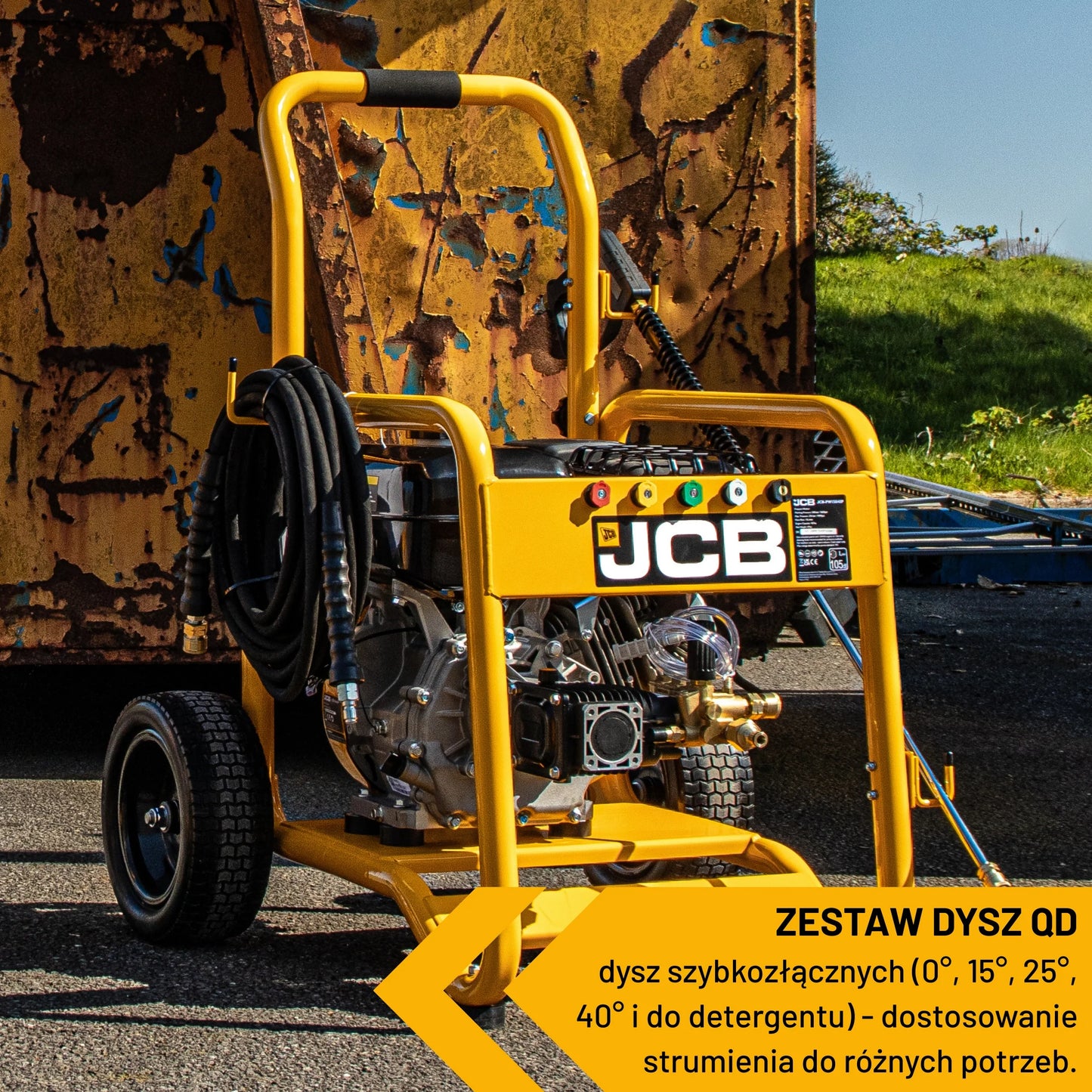 Myjka ciśnieniowa JCB PW7532P24 w żółtej stalowej ramie z pompą mosiężną annovi reverberi wężem zwiniętym na boku oraz zestawem dysz QD z tekstem o ich zastosowaniu zestaw dysz szybkozłącznych 0 15 25 40 do detergentu umożliwia dostosowanie strumienia do różnych potrzeb