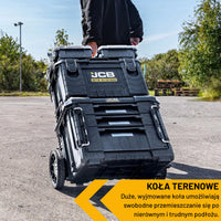 Zestaw JCB Site System ciągnięty po placu duże koła terenowe tekst koła umożliwiają swobodne przemieszczanie
