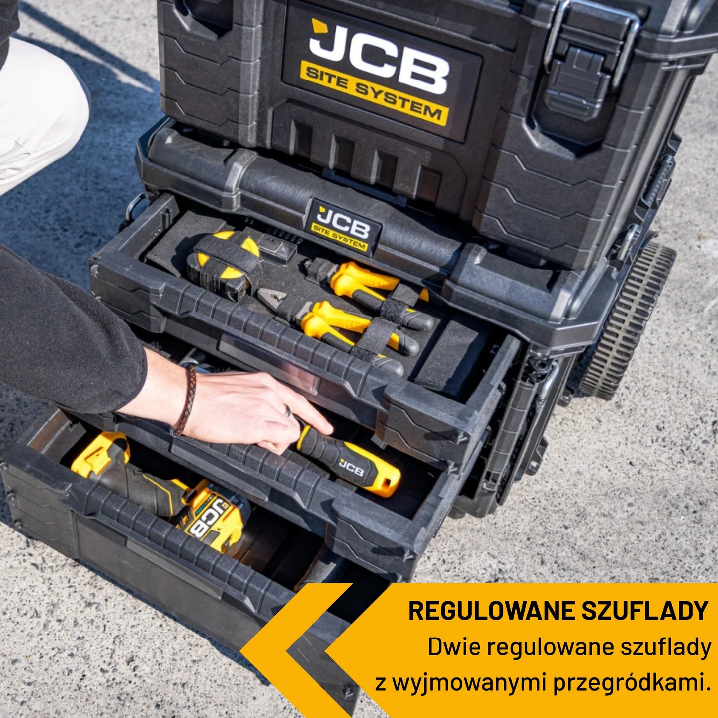 Regulowane szuflady JCB Site System użytkownik wysuwa organizer tekst dwie szuflady z wyjmowanymi przegrodami
