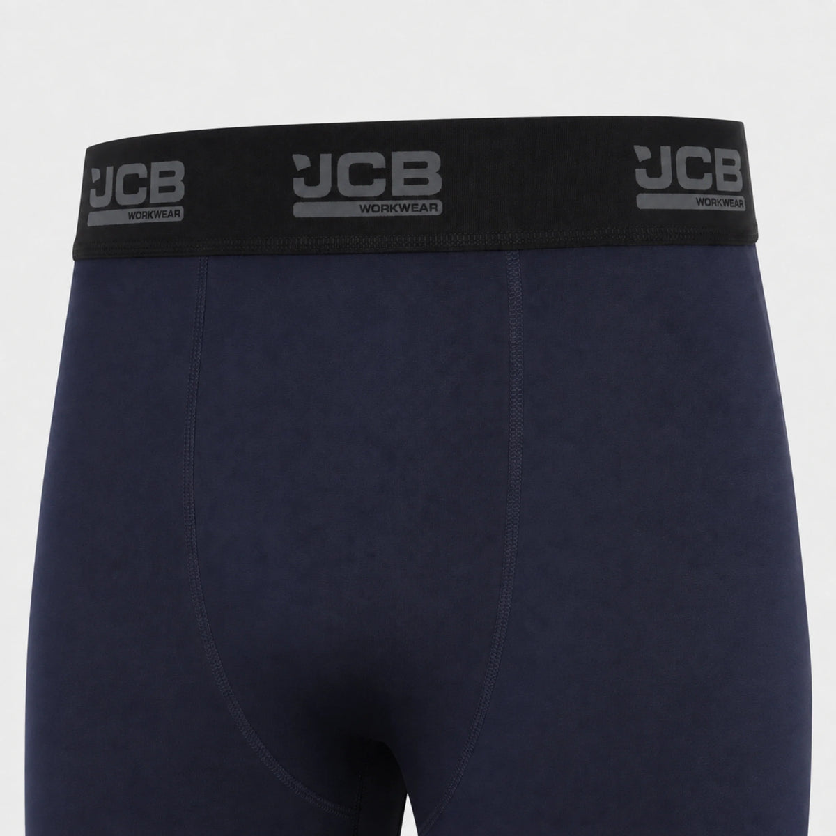 Zbliżenie na gumowany pas spodni termoaktywnych JCB kolor granatowy z logo JCB