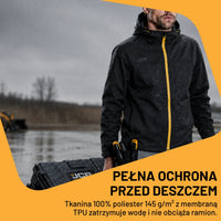 Kurtka przeciwdeszczowa JCB noszona podczas deszczu, czarna z żółtym zamkiem
