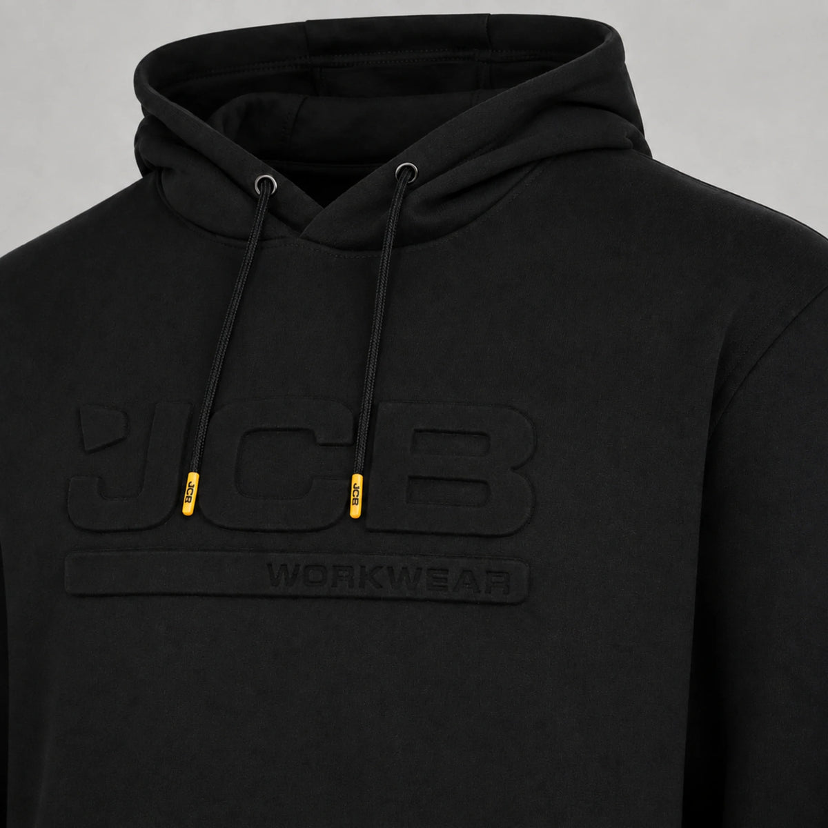 Zbliżenie na wypukłe logo JCB Workwear 3D na bluzie czarnej z kapturem