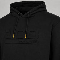 Zbliżenie na wypukłe logo JCB Workwear 3D na bluzie czarnej z kapturem