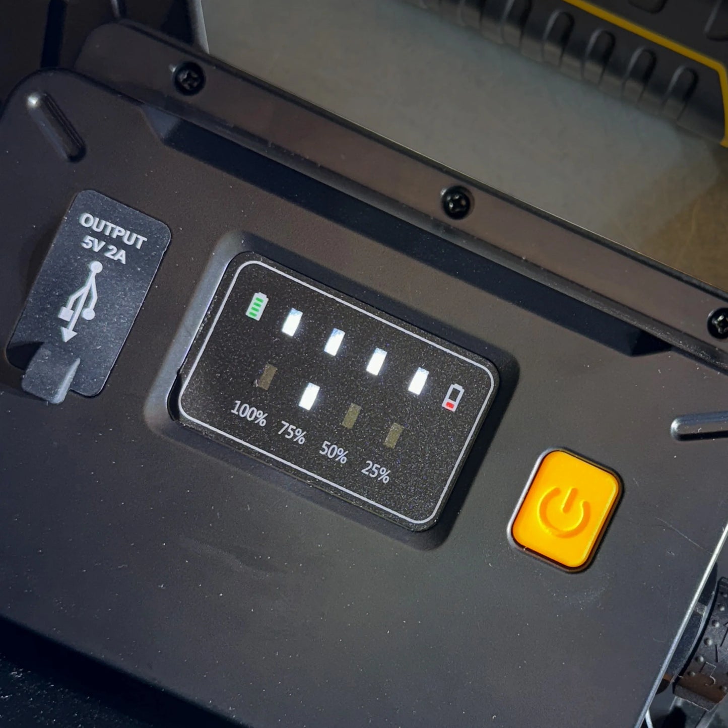 Przenośna lampa budowlana LED JCB 6500 lm – lampa budowlana akumulatorowa