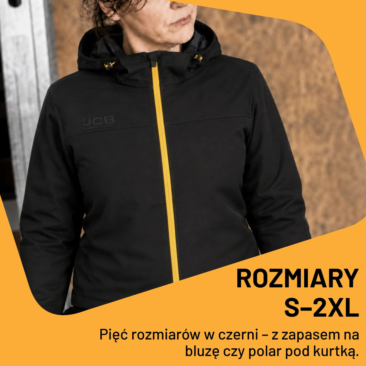 Kurtka przeciwdeszczowa JCB na osobie, dostępna w rozmiarach od S do 2XL