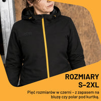 Kurtka przeciwdeszczowa JCB na osobie, dostępna w rozmiarach od S do 2XL
