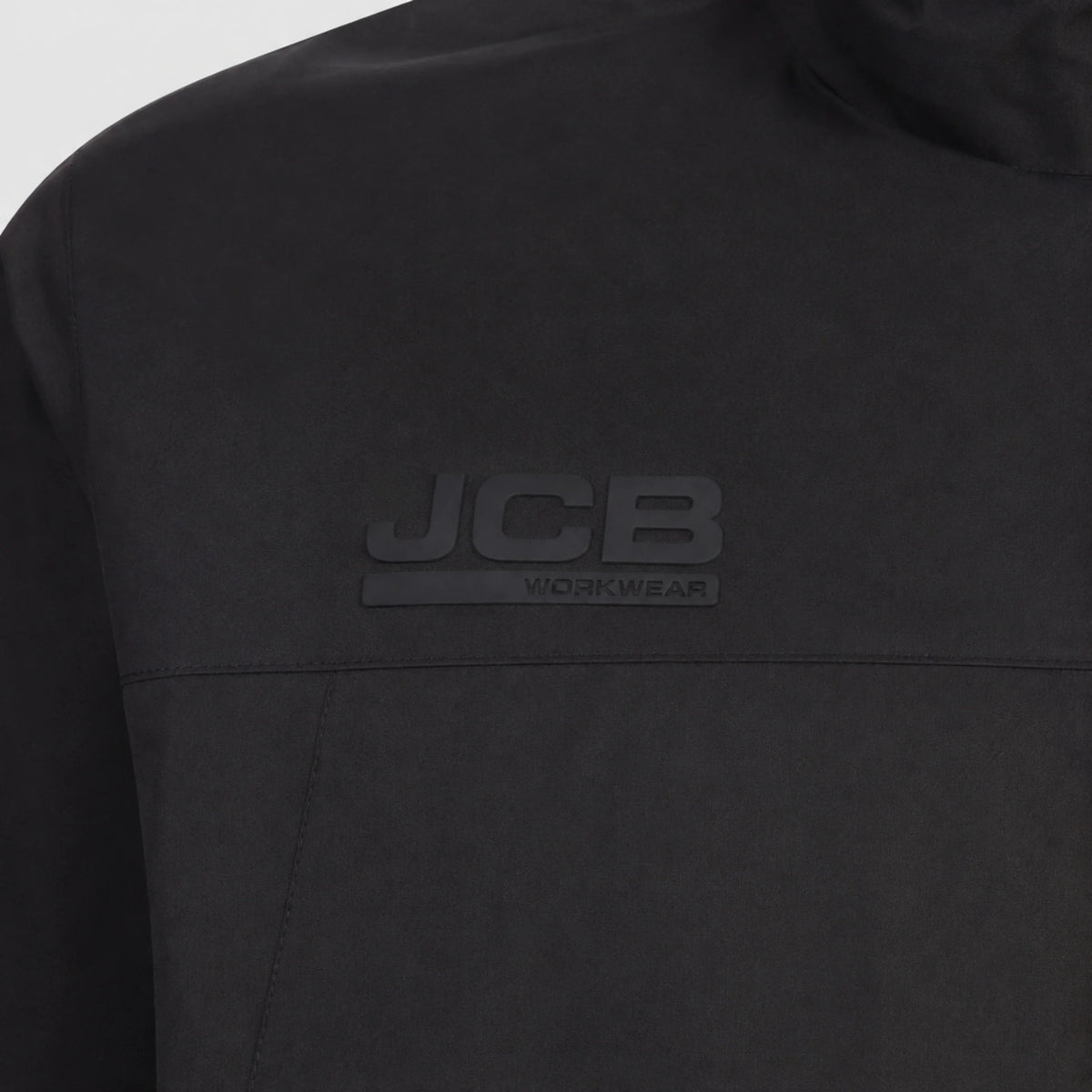 Zbliżenie pleców kurtki JCB Workwear z czarnym logo marki na materiale