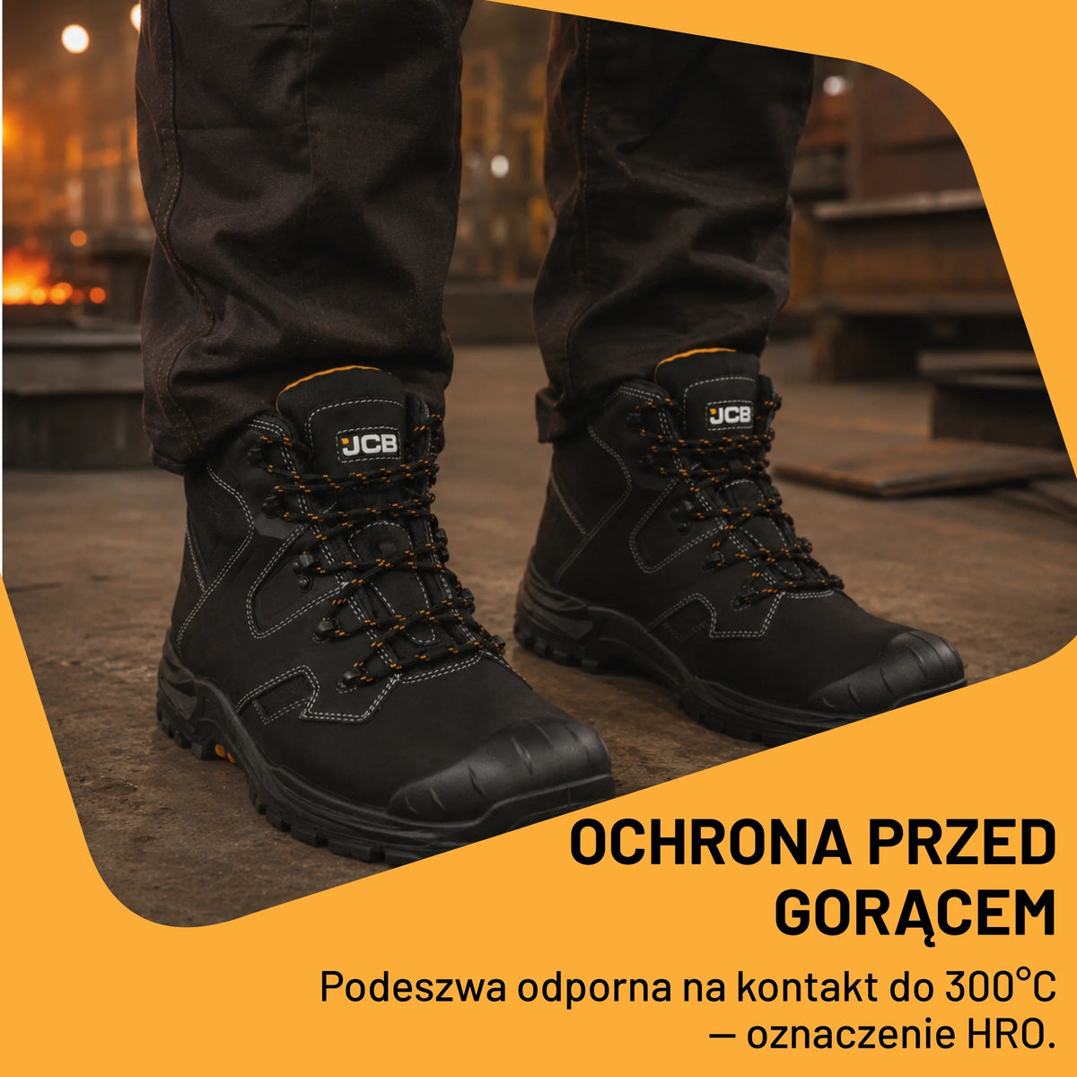 Mężczyzna w czarnych butach roboczych JCB Backhoe 2 S3L przy ogniu, tekst Ochrona przed gorącem HRO