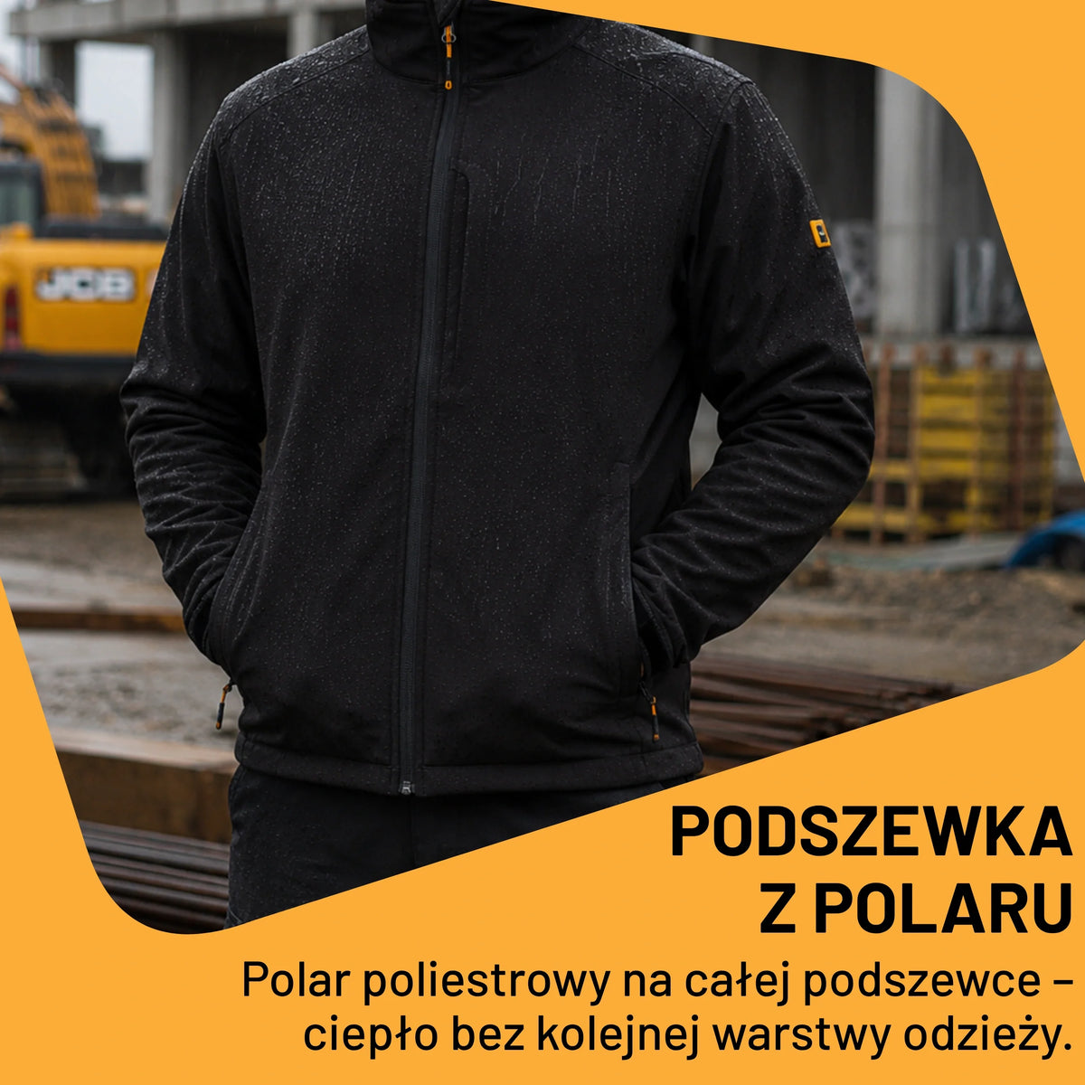 Mężczyzna w czarnej kurtce roboczej softshell JCB na placu budowy, tekst Podszewka z polaru