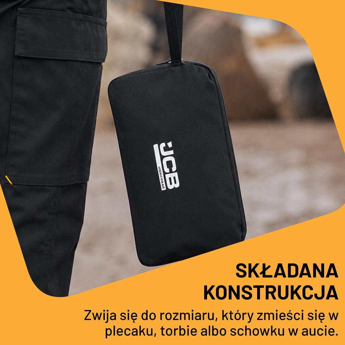 Kurtka JCB008BL złożona w pokrowiec z logo JCB, tekst Składana konstrukcja