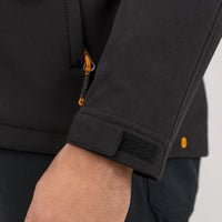 Zbliżenie na mankiet kurtki roboczej softshell JCB z zapięciem na rzep i żółtą naszywką