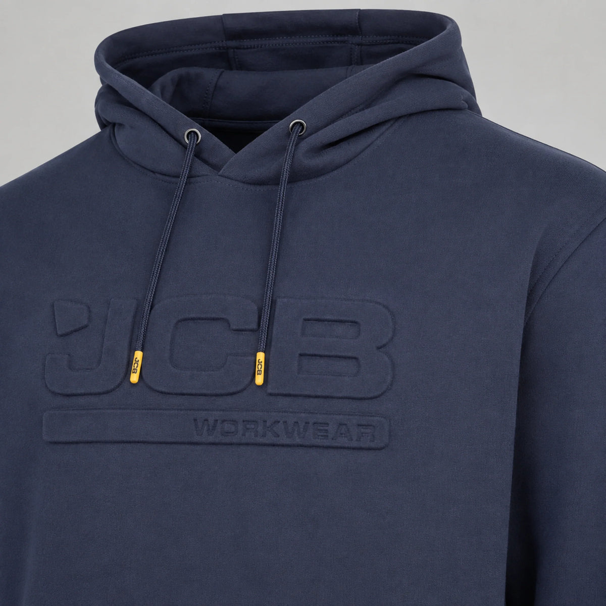 Zbliżenie na wypukłe logo JCB Workwear 3D na bluzie granatowej z kapturem