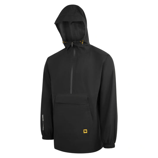 Kurtka przeciwdeszczowa JCB008BL czarna, krój anorak z kapturem, kieszenią kangurką i naszywką JCB