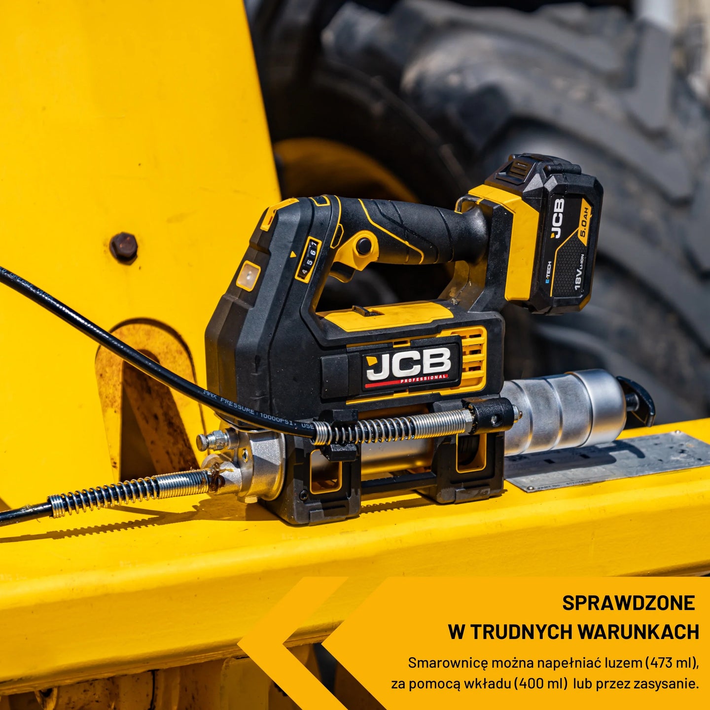 Smarownica akumulatorowa JCB 18PGG-VS na żółtej maszynie budowlanej sprawdzone w trudnych warunkach