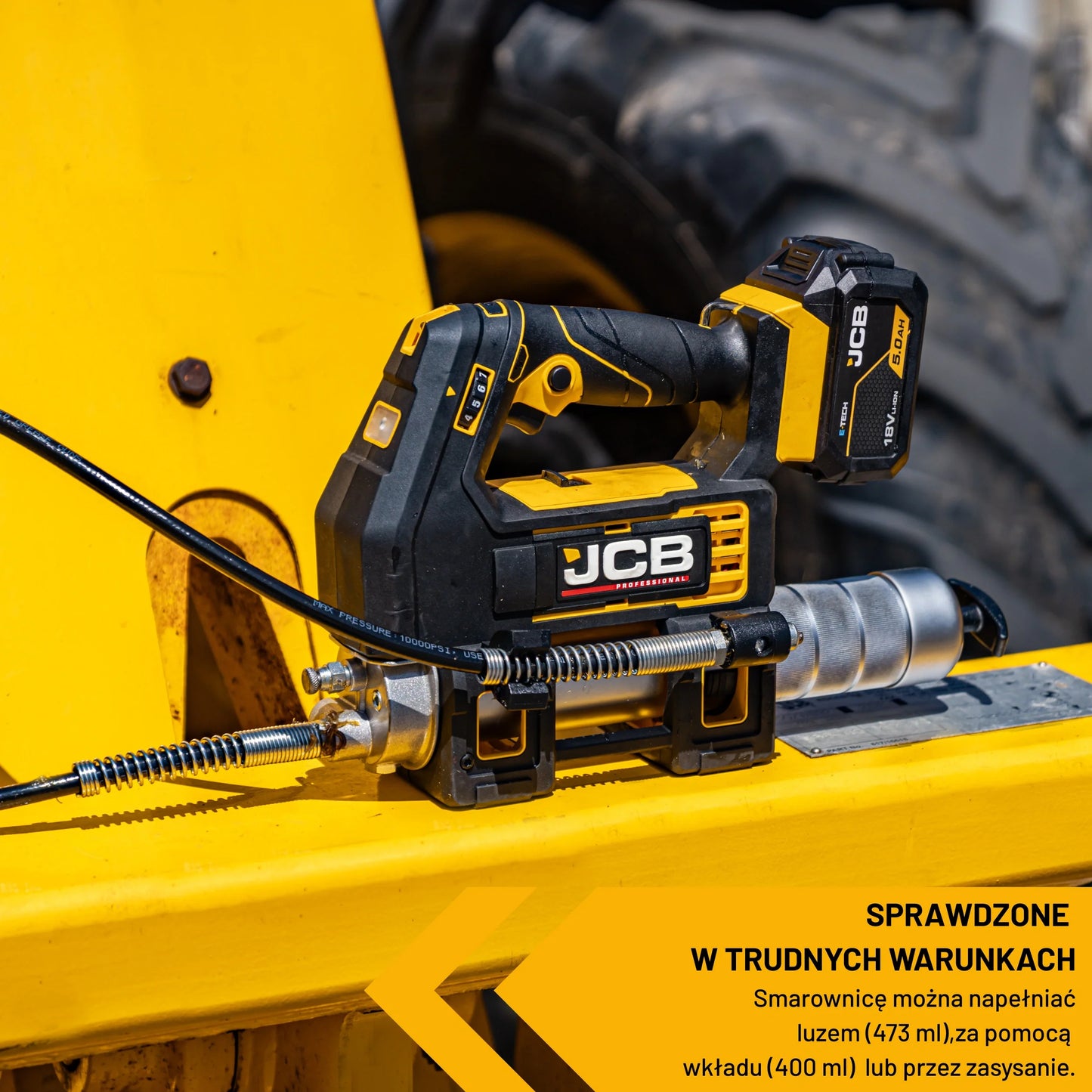 Smarownica akumulatorowa JCB 18PGG-zestaw-1 na żółtej maszynie budowlanej sprawdzone w trudnych warunkach