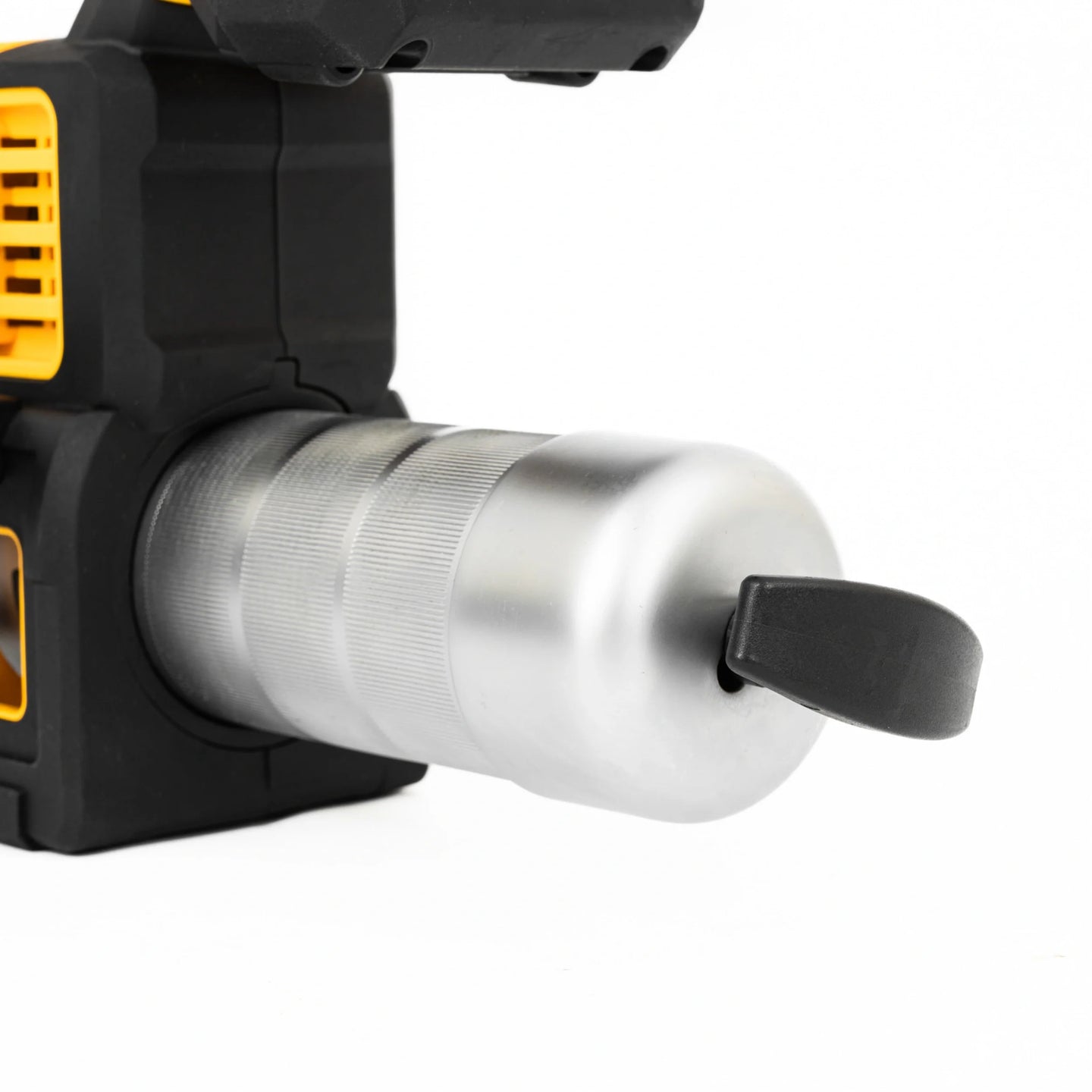 Zbliżenie na cylinder smaru smarownicy JCB 18V z zestawu JCB-18PKIT-5 srebrny cylinder z zabezpieczeniem