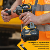 Pracownik w kamizelce odblaskowej używający klucza udarowego JCB 18V z zestawu JCB-PRO18V-SERVKIT-zestaw-1 z akumulatorem 5.0Ah uchwyt 1/2 Square Drive