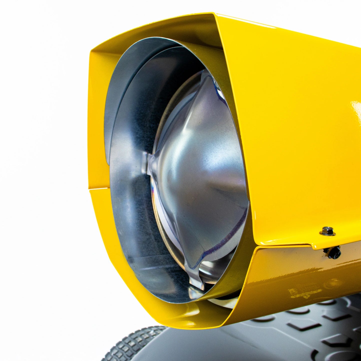 Zbliżenie na wylot powietrza nagrzewnicy JCB SH215DP24, metalowy reflektor w żółtej obudowie