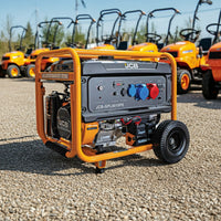 Generator elektryczny JCB GDE8000PE 7.9 kW na żwirowym podłożu z żółtą ramą ochronną i akumulatorem rozruchowym na tle maszyn JCB