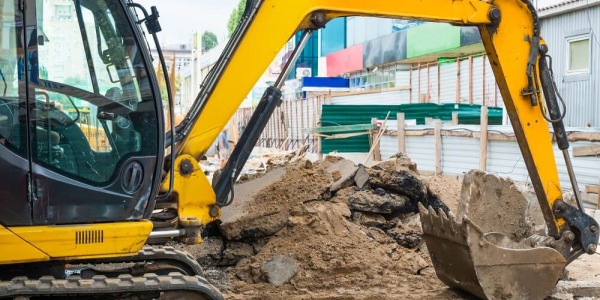 Najczęstsze przyczyny uszkodzeń szyb w maszynach budowlanych